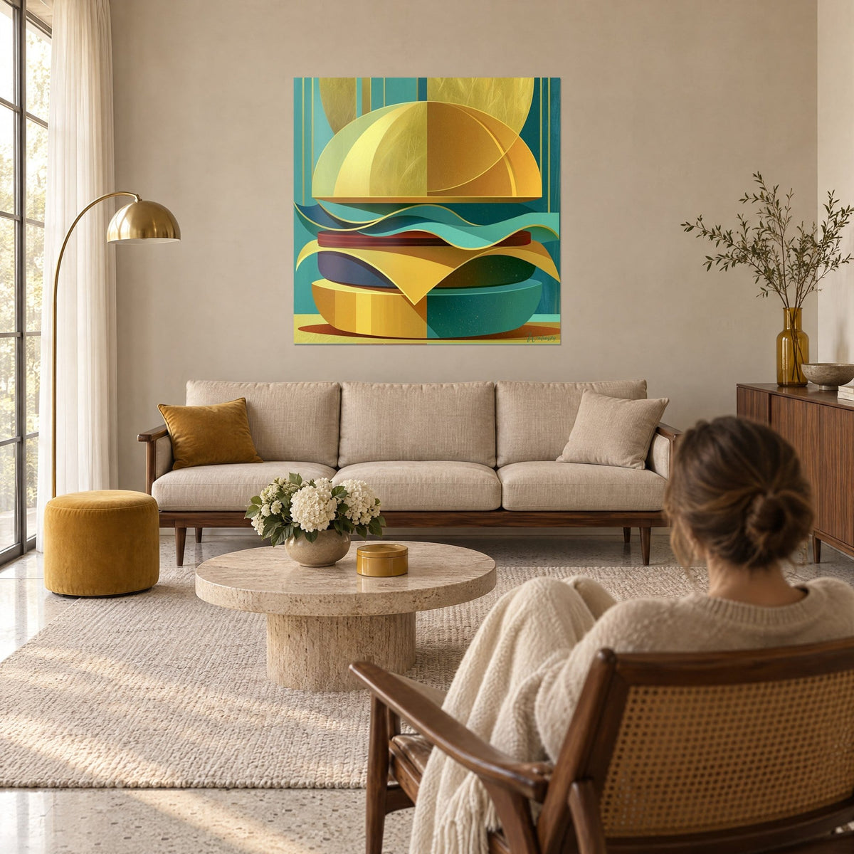 Tableau hamburger stylisé au pain doré et aux vagues sarcelle, fond turquoise rayé, au-dessus d'un canapé dans un salon lumineux