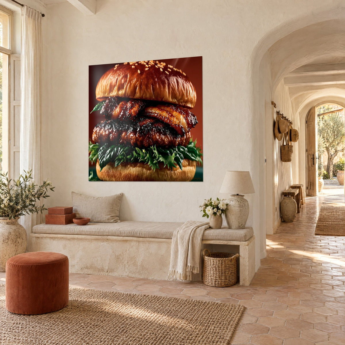 Tableau sandwich gourmand aux viandes caramélisées brun cuivré, brioche ambrée sur fond rouge, couloir voûté du mas