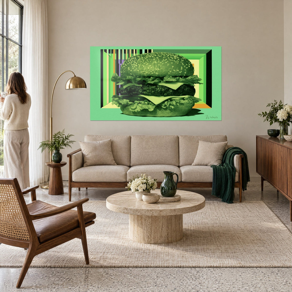 Tableau hamburger vert aux graines de sésame, fond de rayures géométriques jaune et orange, au-dessus d'un canapé dans un salon lumineux