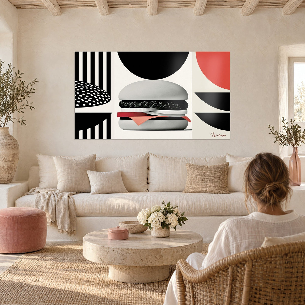 Quadro hamburger grigio perla e nero, cerchi e pois, righe avorio, sopra un divano in un soggiorno luminoso