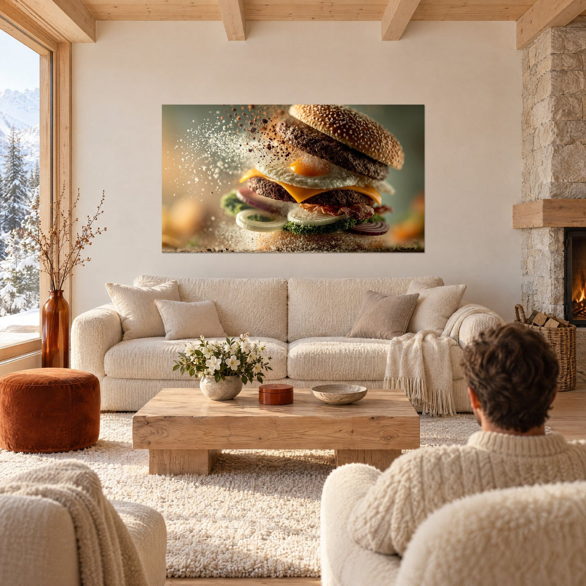Cuadro de una hamburguesa explosiva en pleno vuelo, huevo mimosa y pan dorado, dos personas de espaldas sobre un sofá en un salón luminoso