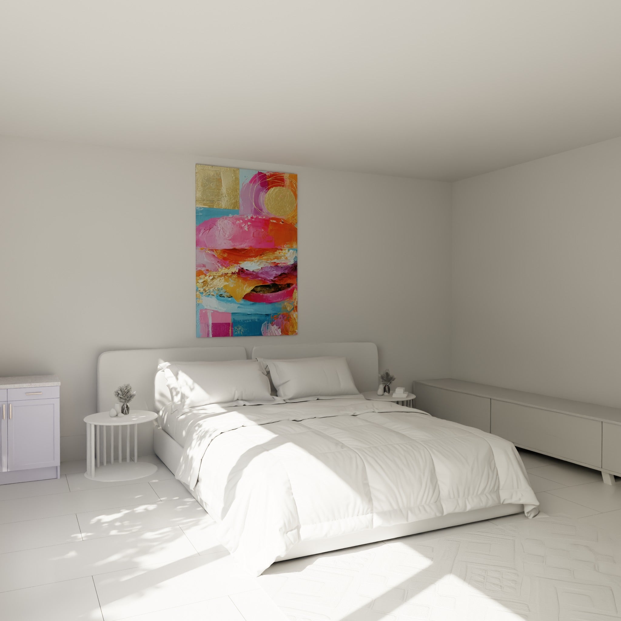 Composition burger orange et fuchsia texturée au-dessus d'un lit dans une chambre claire