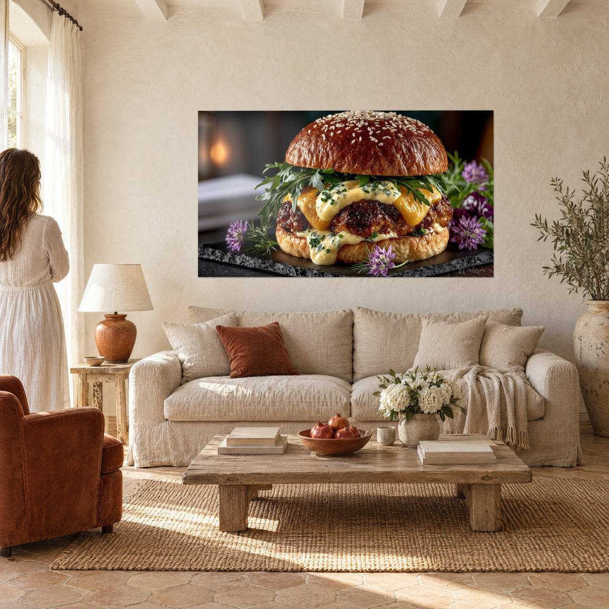 Tableau burger gourmet au pain brioché sésame, cheddar fondu doré et fleurs mauves, femme de dos, au-dessus d'un canapé dans un salon lumineux