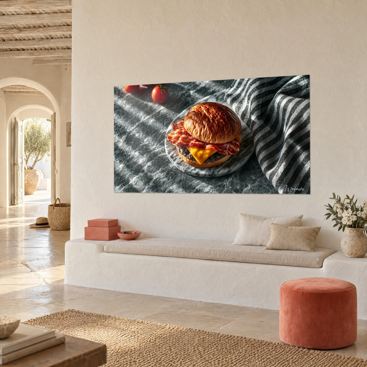 Quadro sandwich con cheddar arancione fuso, bacon rosso e pomodorini su marmo grigio, parete bianca di una casa mediterranea