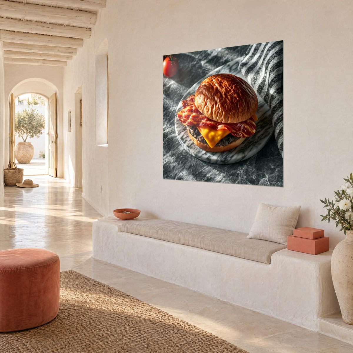 Schilderij bacon-cheddar sandwich, zwarte rundvleespatty en koperkleurig bolvormig brood op marmeren plank met aderen, witte muur van een Middellands-zeehuis