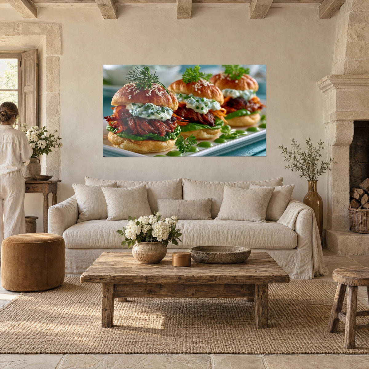Tableau mini burgers dorés nappés de sauce herbacée, pain brioché vert et roux, femme de dos, au-dessus d'un canapé dans un salon lumineux