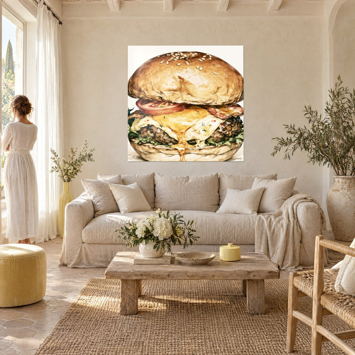 Tableau burger géant au pain sésame doré, tomate rouge et cheddar fondu, femme en robe blanche de dos, au-dessus d'un canapé dans un salon lumineux