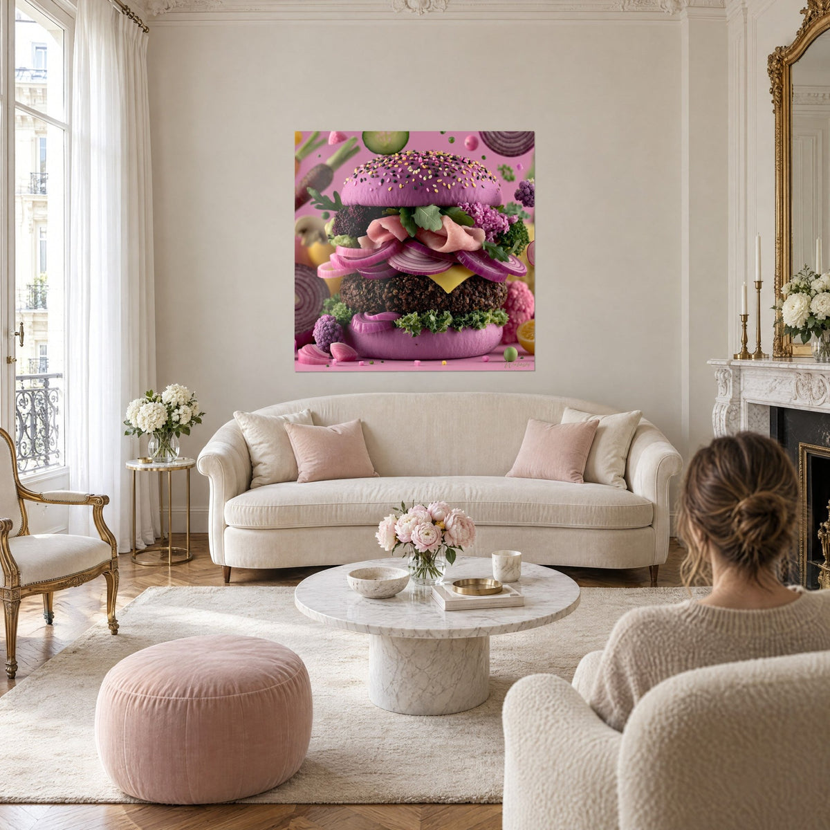 Tableau burger gourmand au pain mauve et oignons violets, sésame et jambon rose, au-dessus d'un canapé dans un salon lumineux