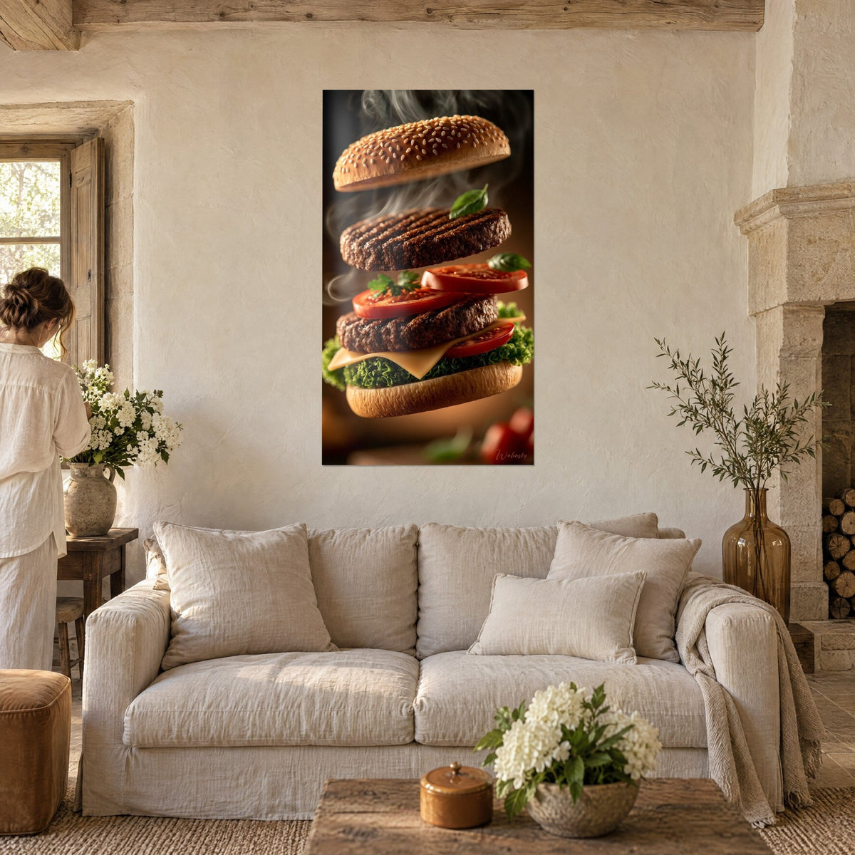 Tableau burger en lévitation, steaks grillés brun foncé et tomates rouges, au-dessus d'un canapé dans un salon lumineux