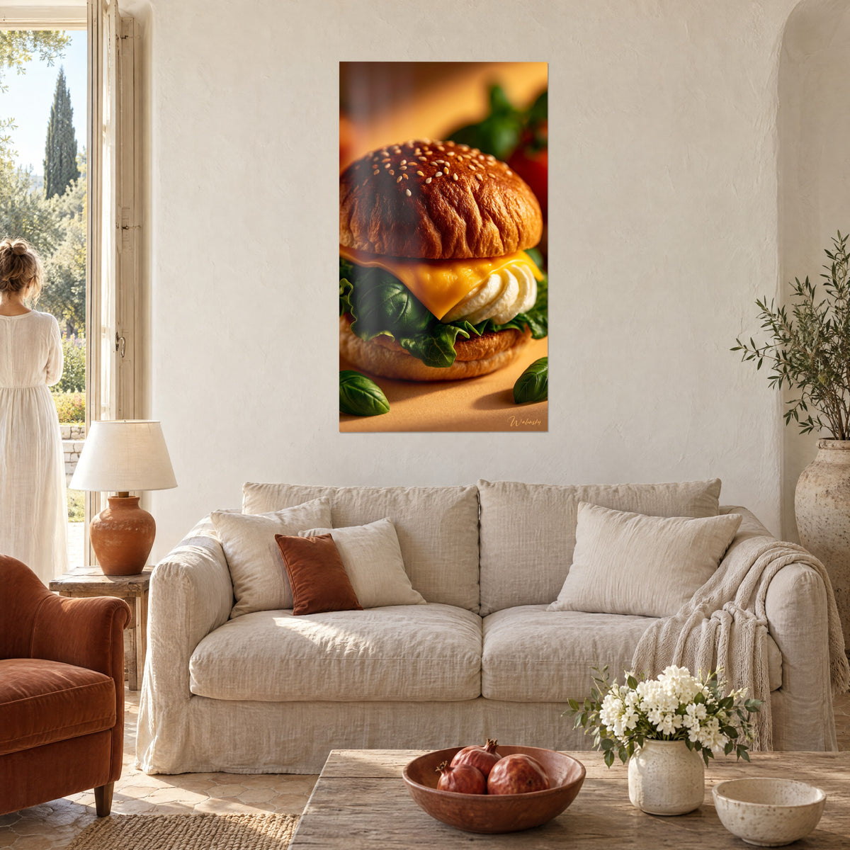 Πίνακας cheeseburger με χρυσό brioche ψωμί πασπαλισμένο με σουσάμι, κίτρινο τσένταρ και πράσινο βασιλικό, πάνω από έναν καναπέ σε ένα φωτεινό σαλόνι