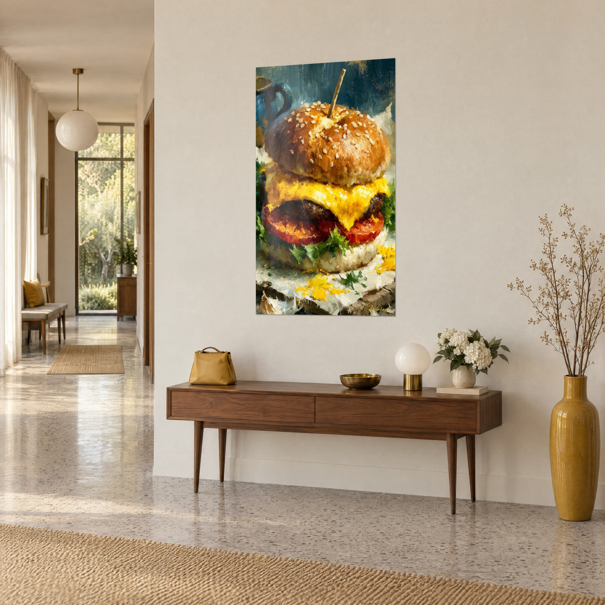 Tableau burger géant au pain brioché orangé, cheddar fondant et salade verte, en vue de trois-quarts sur une console de bois