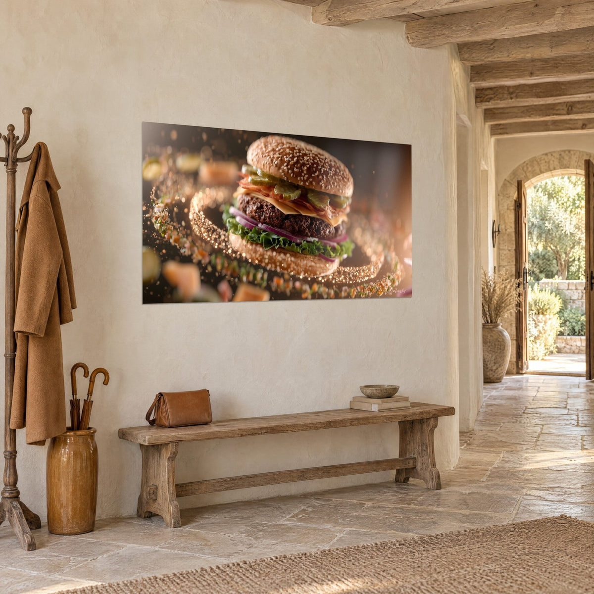 Gemälde Cheeseburger im Flug, brauner Rindfleischpatty, zartgrüner Salat und Ring aus goldenen Partikeln, vor einer weißen Steinwand in Dreiviertelansicht