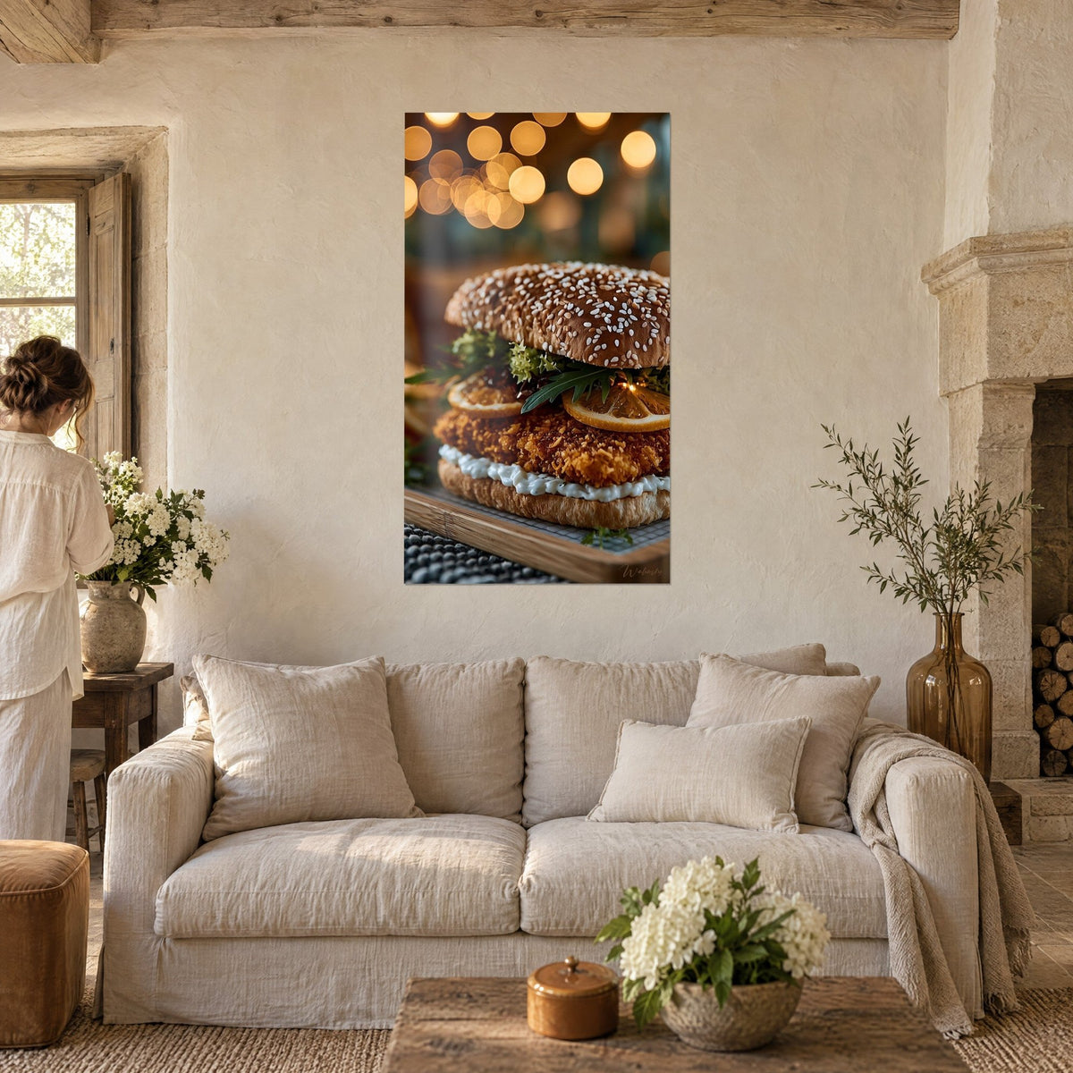 Quadro panino croccante dorato, pane al sesamo e crema bianca, bokeh ambrato, sopra un divano in un soggiorno luminoso