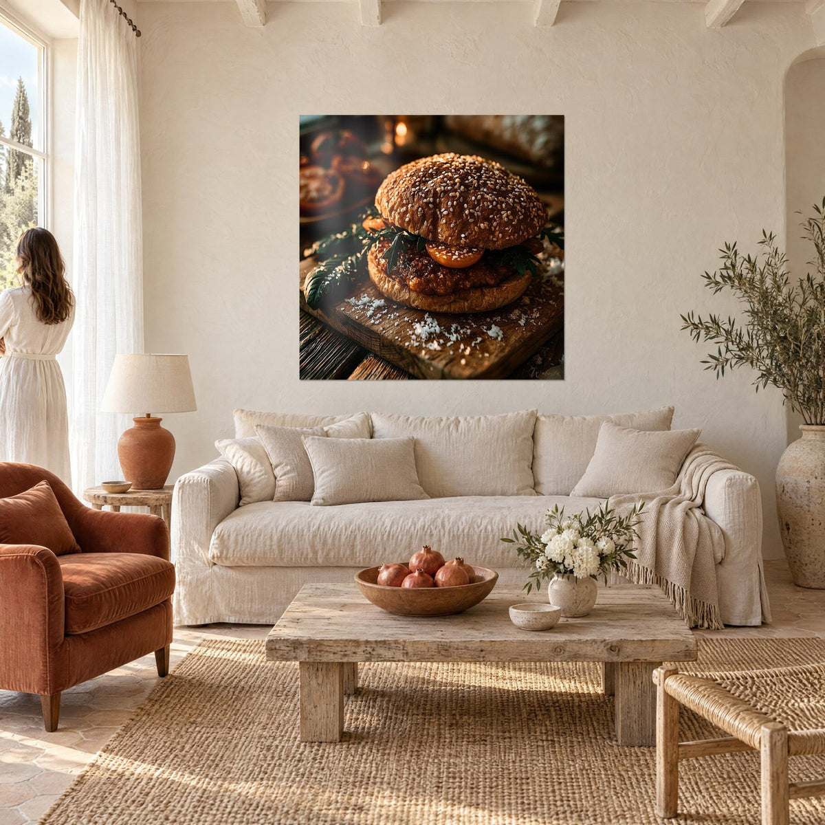 Schilderij gouden burger met sesambroodje en groene rucola, rustieke houten plank, boven een bank in een lichte woonkamer