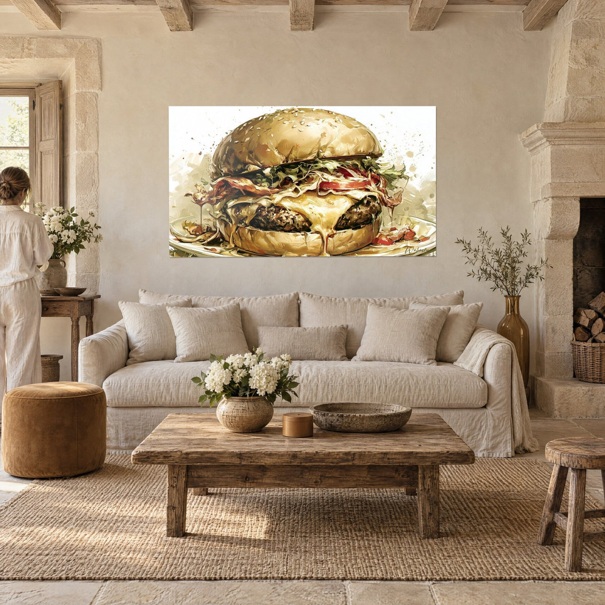 Tableau cheeseburger au pain doré peint, fromage fondu jaune et steak brun, femme de dos, au-dessus d'un canapé dans un salon lumineux