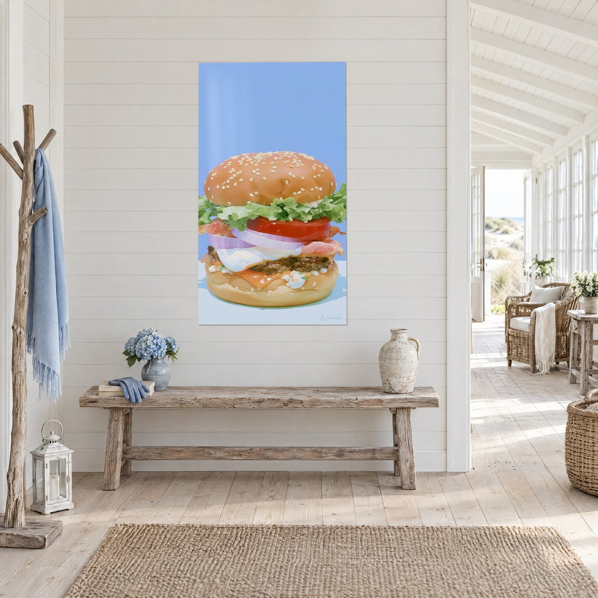 Tableau sandwich empilé laitue verte, tomate rouge et oignon violet sur fond bleu ciel, mur blanc d'une maison de plage