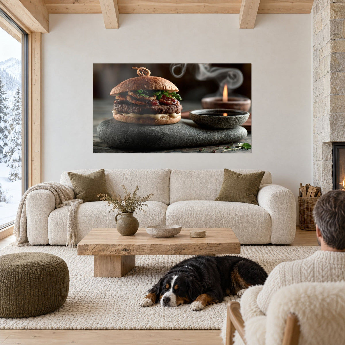 Quadro hamburger dorato su ciottolo grigio, ciotola di salsa scura e candela fumante, sopra un divano in un soggiorno luminoso