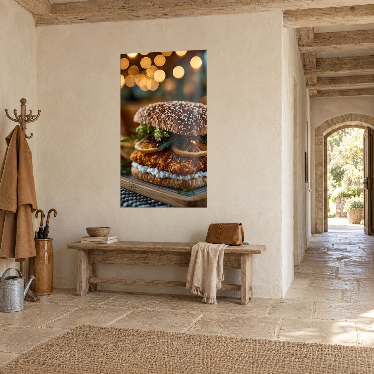 Quadro hamburger di pollo impanato arancione, fettine di agrumi e rucola verde, appeso in un ingresso di pietra chiara