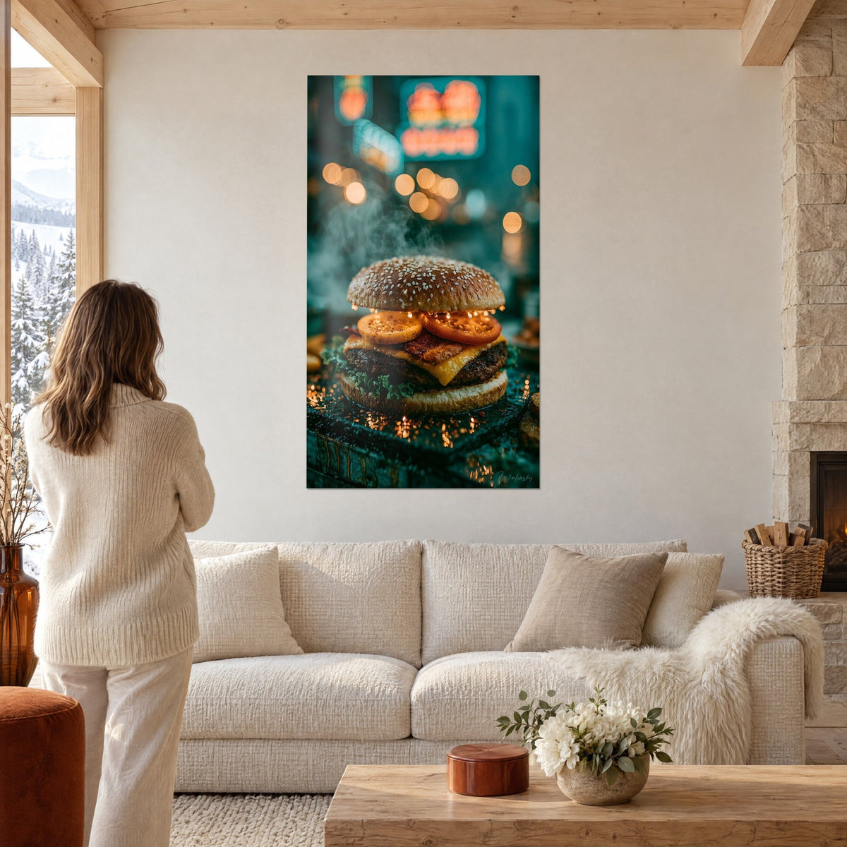 Quadro hamburger fumante con semi di sesamo, pomodoro rosso e cheddar fuso, neon verde petrolio, donna di spalle sopra un divano in un soggiorno luminoso