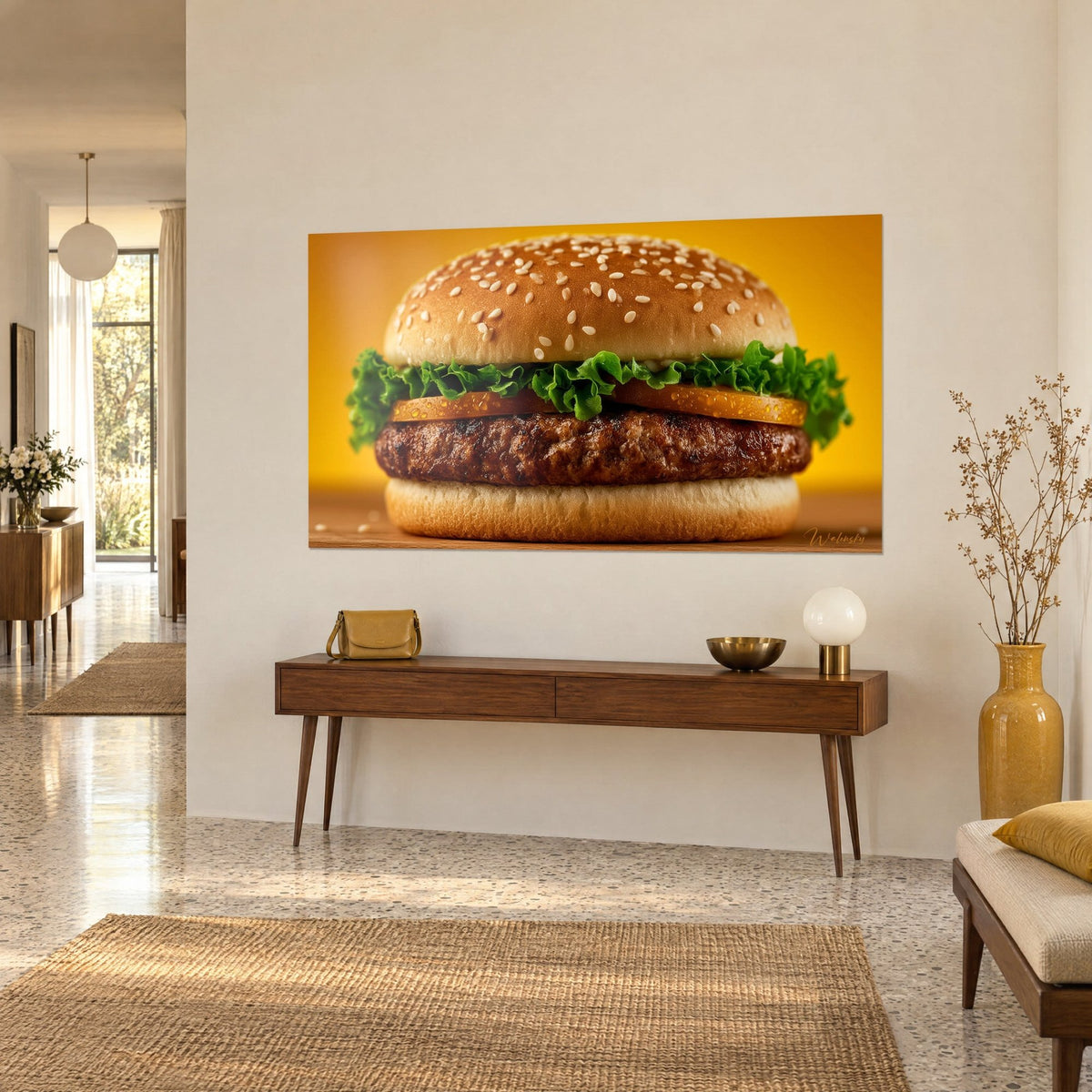 Tableau steak haché grillé brun sous tranches de tomate perlées de gouttes, pain ambré, mur crème, au-dessus d'une console en bois