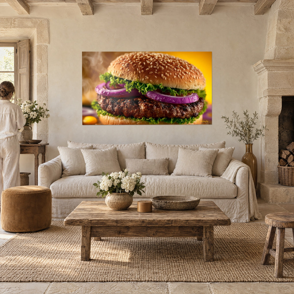 Tableau hamburger au pain brioché sésame, oignons violets et salade verte sur fond jaune, au-dessus d'un canapé dans un salon lumineux