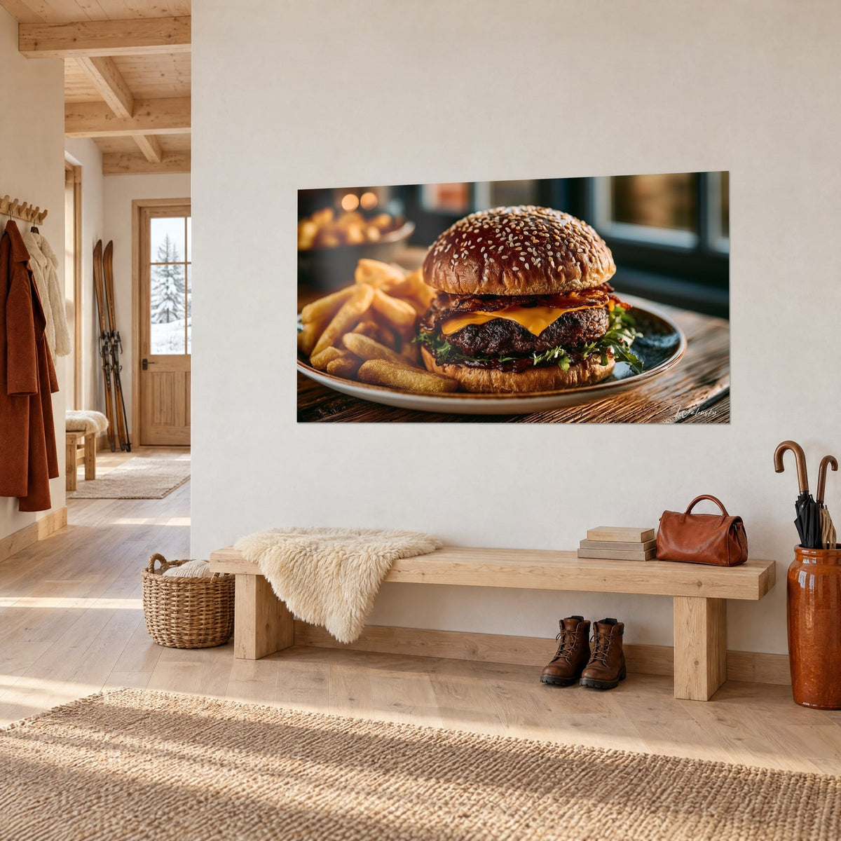 Quadro cheeseburger con panino al sesamo e pancetta croccante, piatto blu notte e patatine fritte dorate, appeso sopra una panca di legno