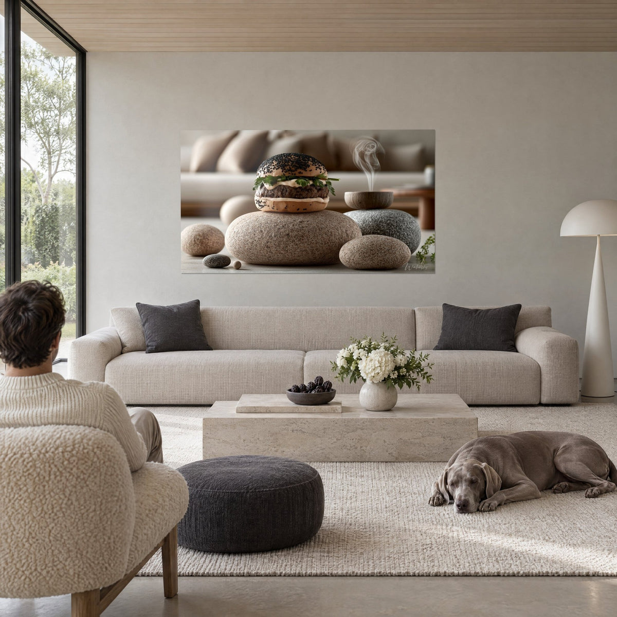 Tableau burger au pain noir sésame posé sur galets gris beige, vapeur blanche, deux personnes de dos et Weimaraner au-dessus d'un canapé dans un salon lumineux