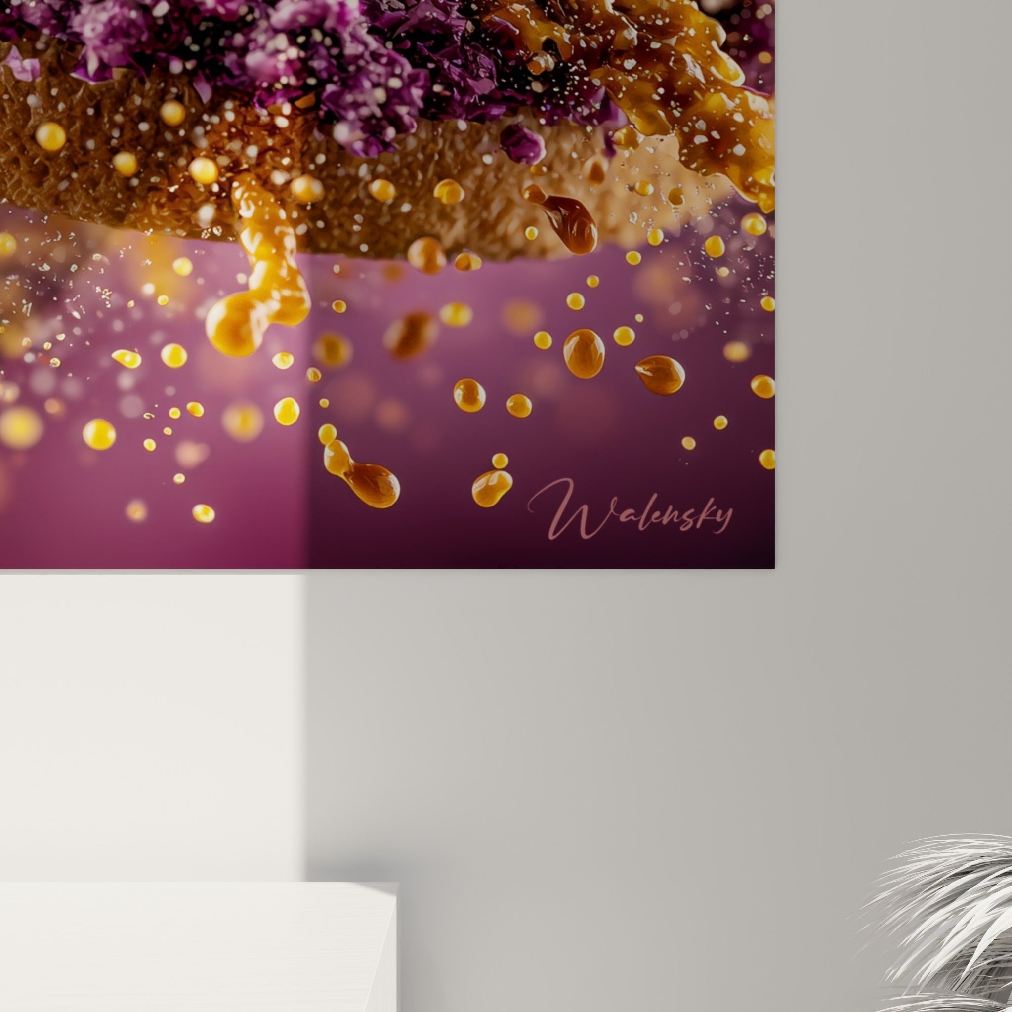 Grain de sésame et gouttes de sauce orangée en gros plan sur fond violet texturé de l'œuvre encadrée