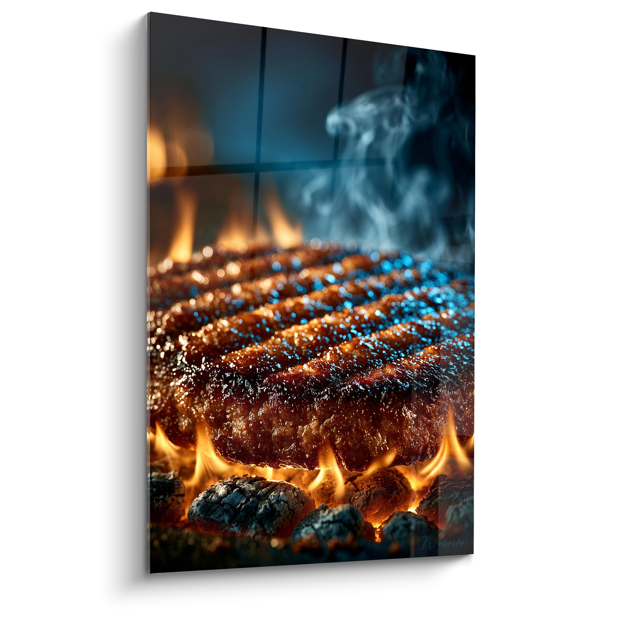 Steak grillé aux marques noires, flammes orangées et fumée bleutée en arrière-plan sur braises.