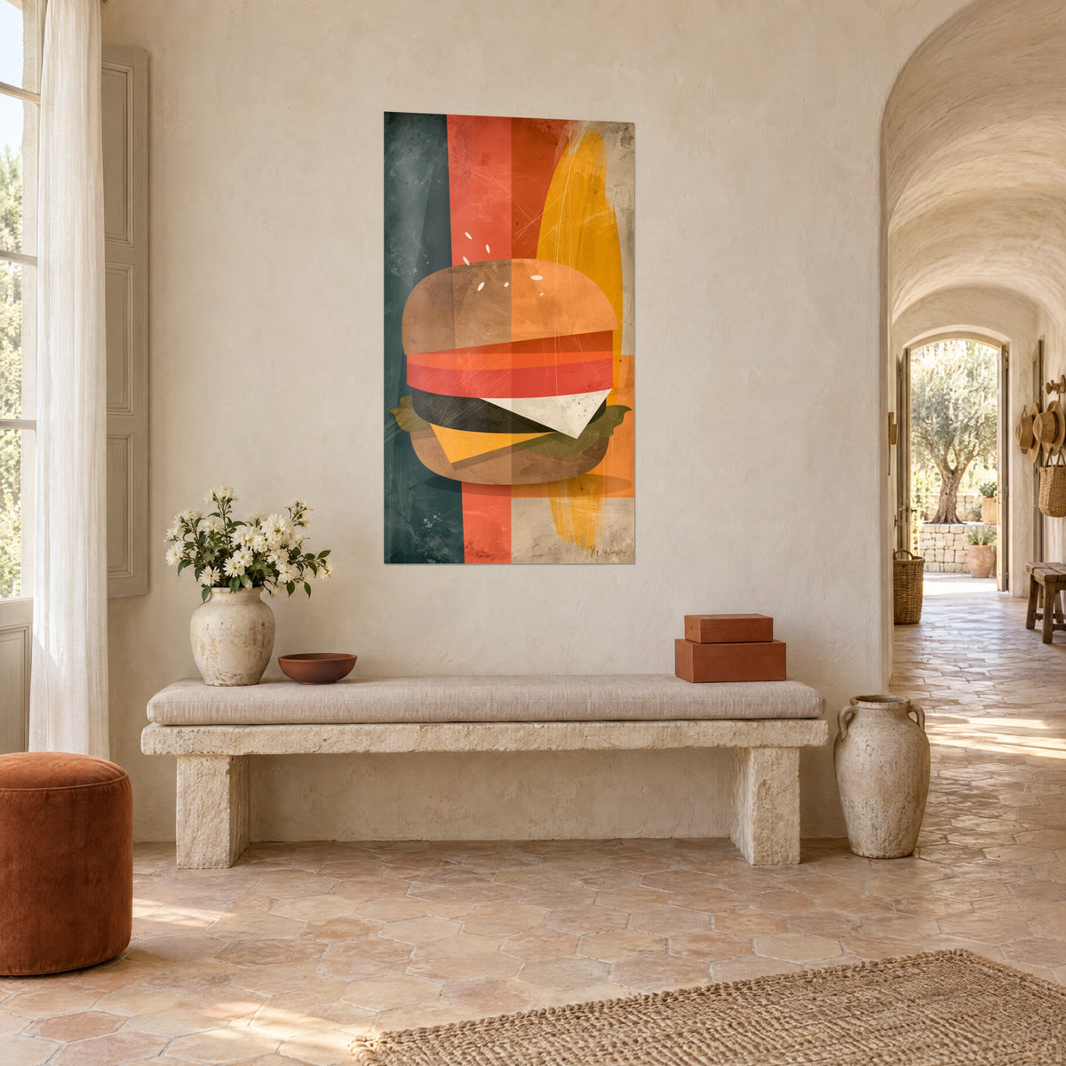 Tableau sandwich géométrique pain doré, tomate rouge et cheddar jaune, mur crépi blanc, banc de pierre et vase fleuri en trois-quarts