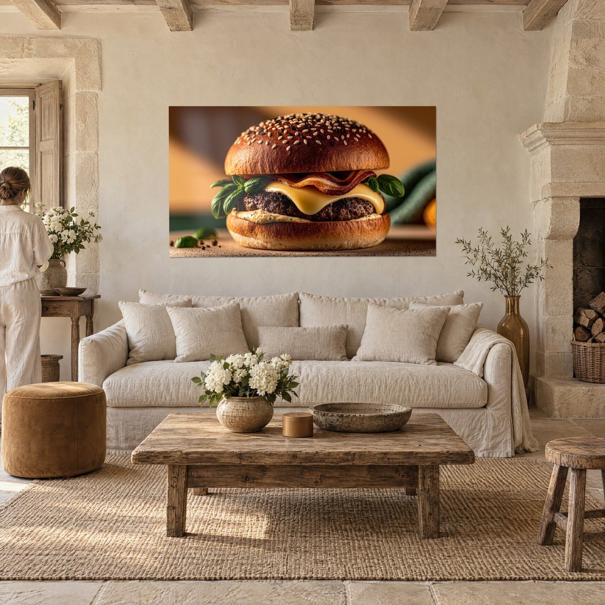 Πίνακας cheeseburger χρυσαφένιο με λιωμένο μπέικον, ψωμάκι brioche με σουσάμι και πράσινο βασιλικό, γυναίκα από την πλάτη, πάνω από καναπέ σε φωτεινό σαλόνι