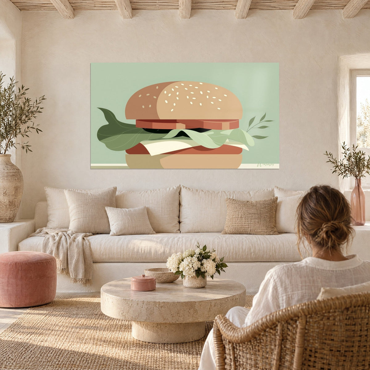 Quadro Hamburger con panino al sesamo beige, foglie verde abete e bistecca color terracotta, su fondo salvia, sopra un divano in un soggiorno luminoso