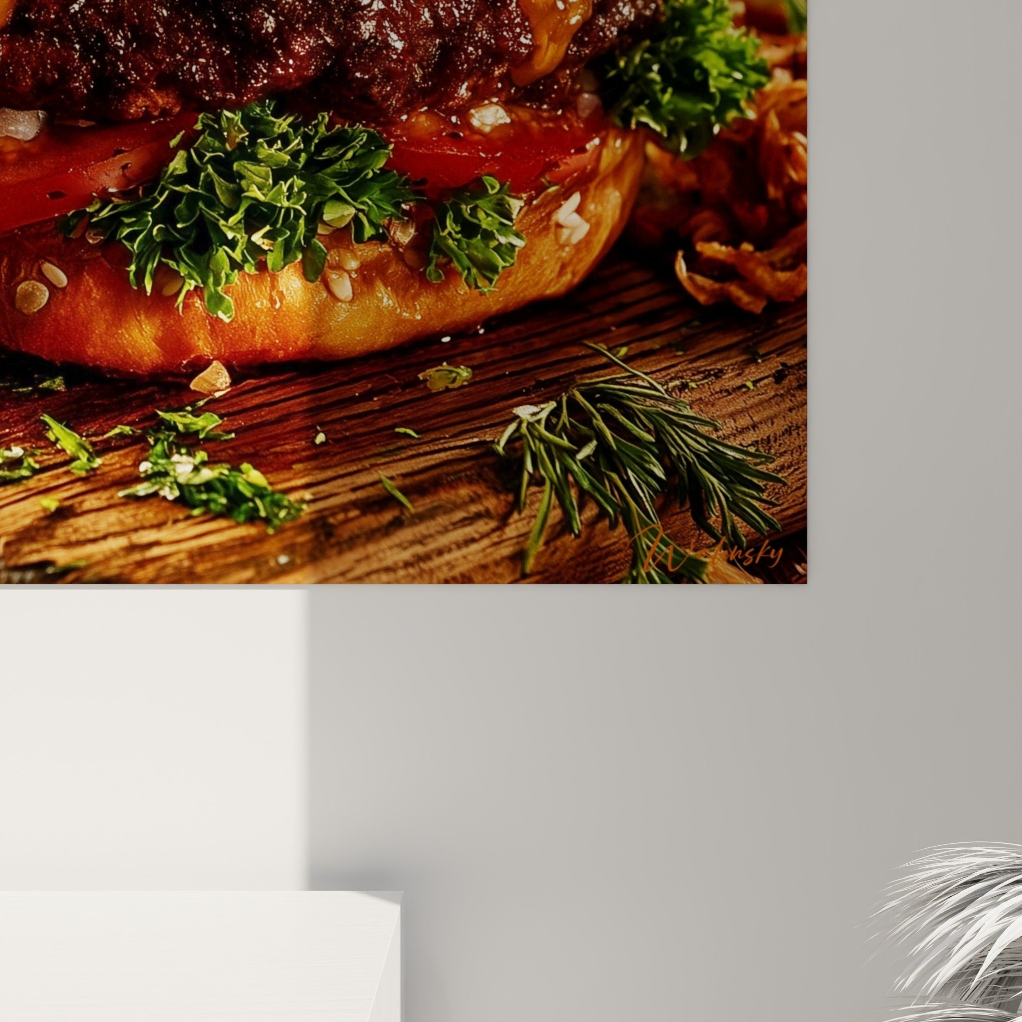 Détail rapproché du fromage coulant orangé et de la croûte sésame dorée du burger