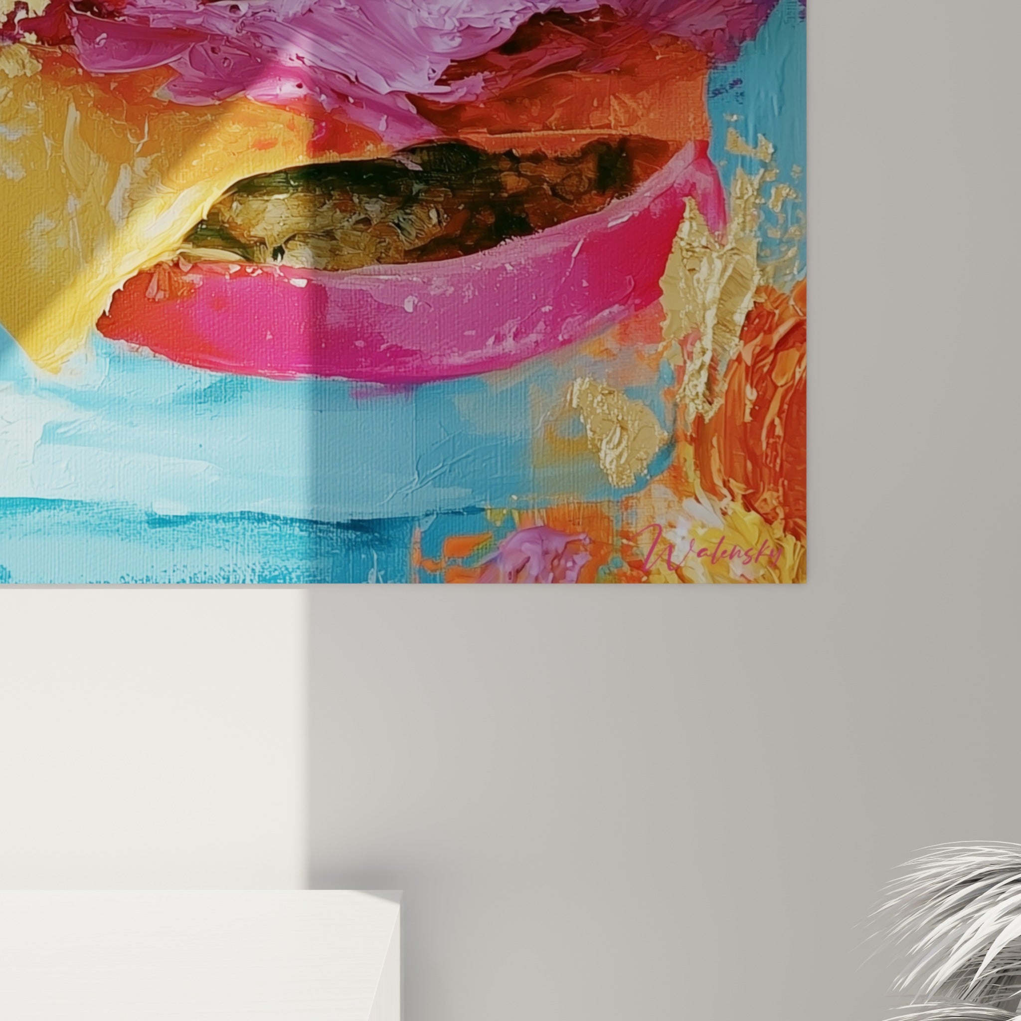 Empâtements dorés et coulures roses révèlent le grain de peinture épaisse de ce burger abstrait