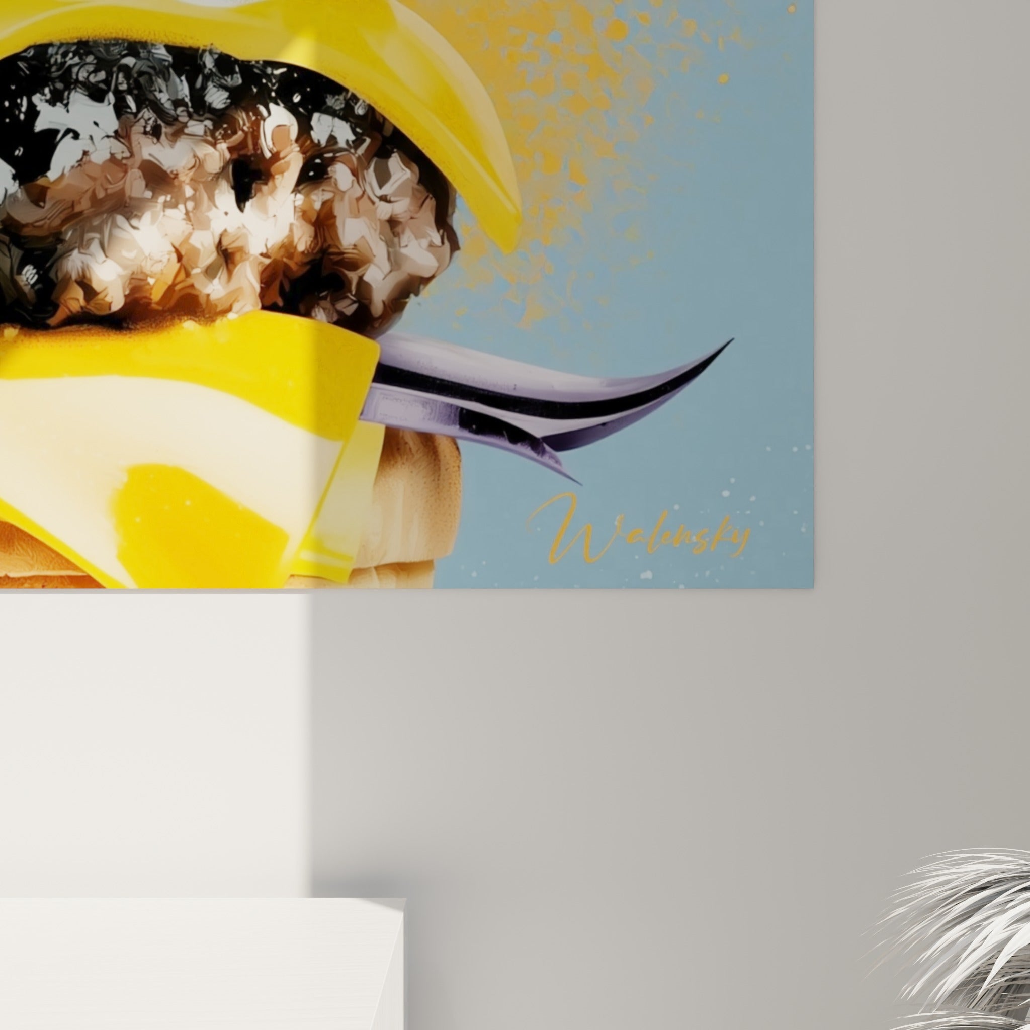 Grain du pain sésame et coulures de fromage fondant visibles de près, éclaboussures jaunes et bleues sur la toile
