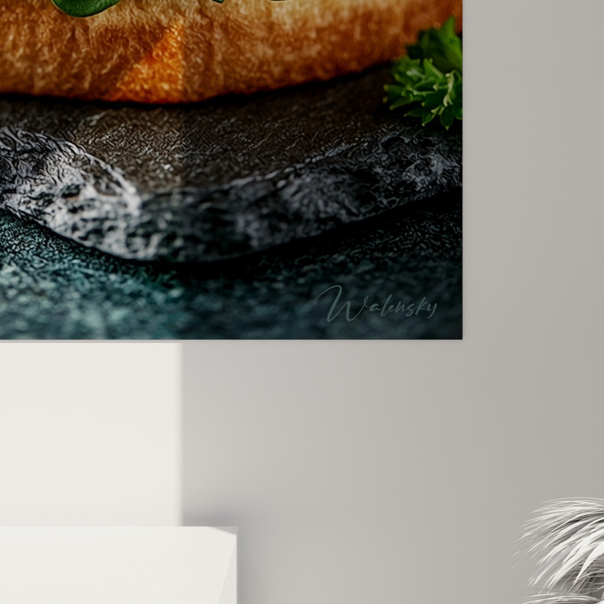Empâtements du fromage jaune fondu et grain texturé du pain doré sur cette œuvre accrochée au mur