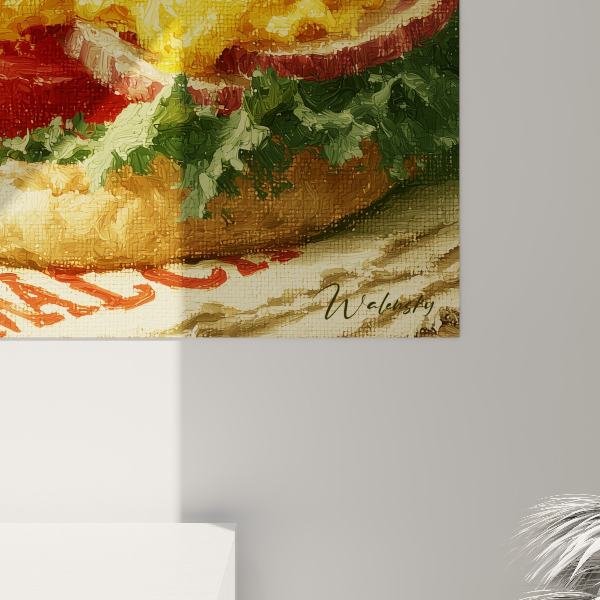 Texture picturale du fromage fondu jaune et des coulures de bacon rouge visibles en gros plan sur la toile