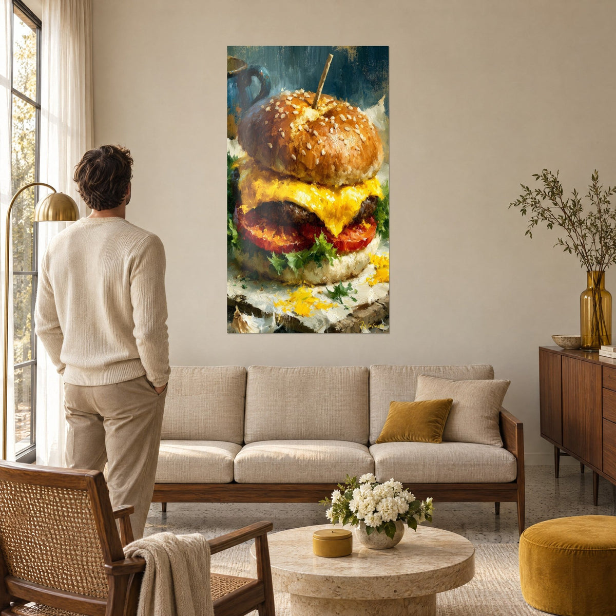 Πίνακας cheeseburger με χρυσά σουσάμια, έντονο κίτρινο τυρί και κόκκινη ντομάτα, πάνω από καναπέ σε φωτεινό σαλόνι