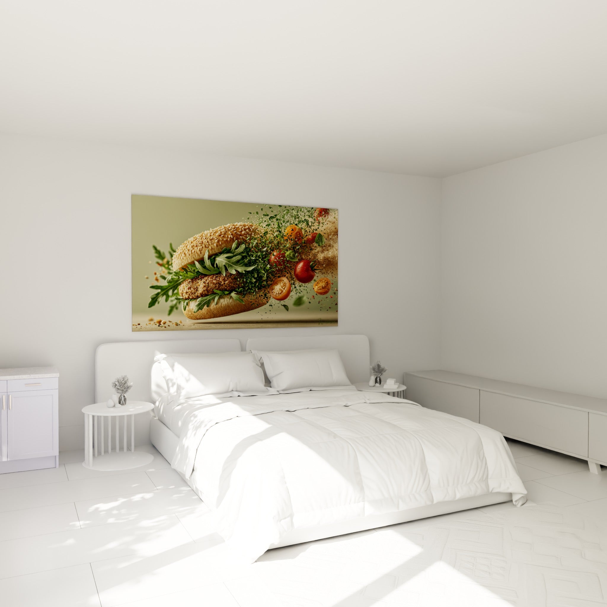 Sandwich gourmand aux couleurs vert sauge et rouge tomate au-dessus d'un lit dans une chambre claire
