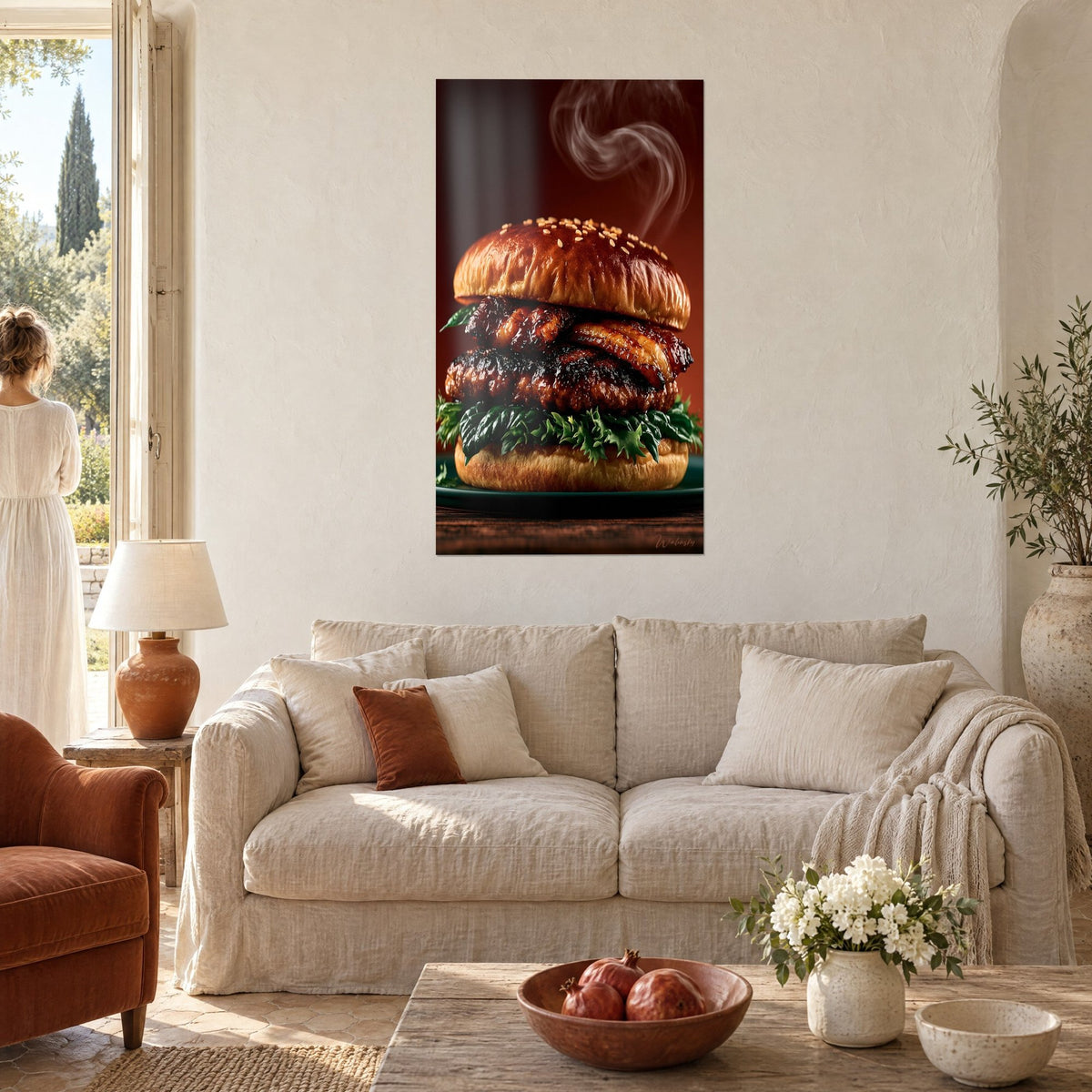 Obraz gourmetowy burger z bułką brioche i grillowanym steakiem, białe kłęby dymu na bordowym tle, nad sofą w jasnym salonie