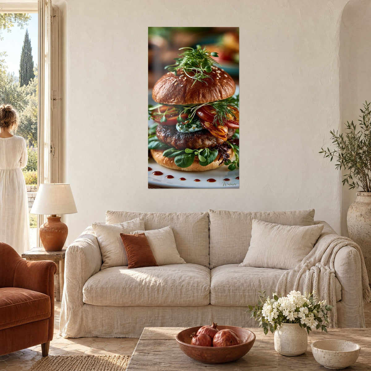 Tableau burger gourmet au pain brioché doré, pousses de mâche vertes et tomate rouge, au-dessus d'un canapé dans un salon lumineux