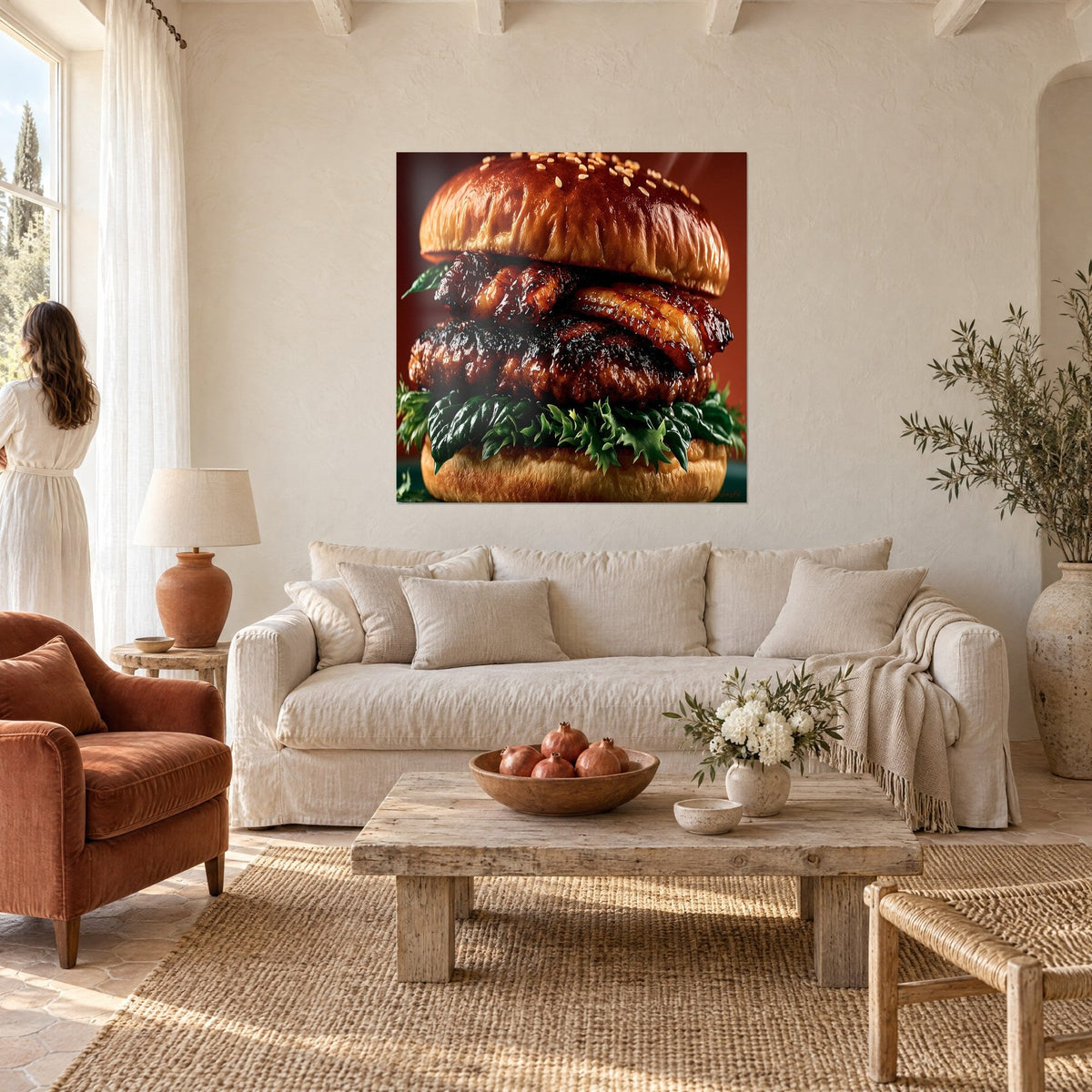 Tableau burger laqué au pain brioché doré et salade vert sombre, accroché au-dessus d'un canapé dans un salon lumineux