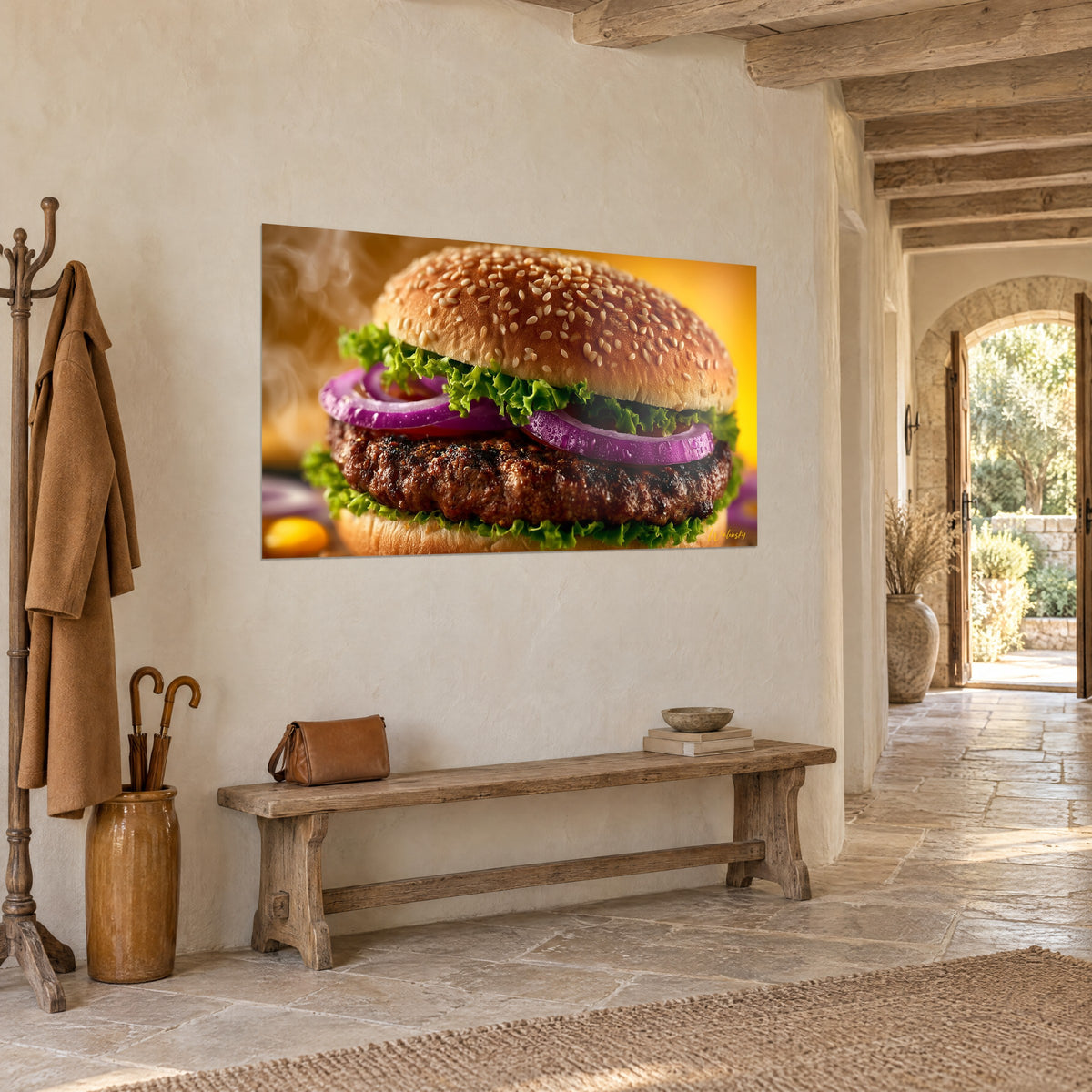 Tableau steak haché grillé sous rondelles d'oignon pourpre et laitue frisée, fond ocre doré, mur de pierre d'une maison de campagne