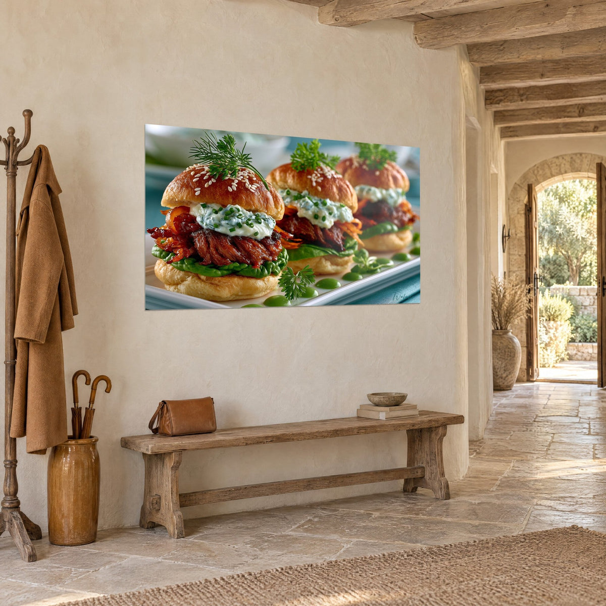 Tableau trio de sliders au bœuf effiloché, brioche sésame ambrée et laitue émeraude, pierre et poutres, vue de trois-quarts