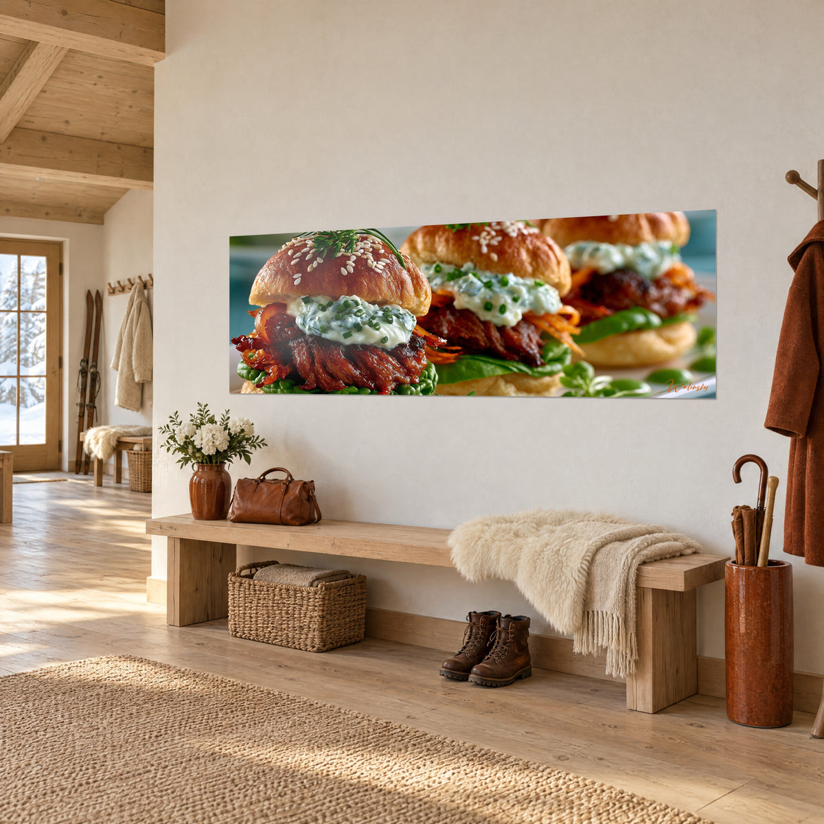Quadro panoramico di piccoli burger, crema bianca all'erba cipollina e carote arancioni su insalata verde, in una baita di montagna