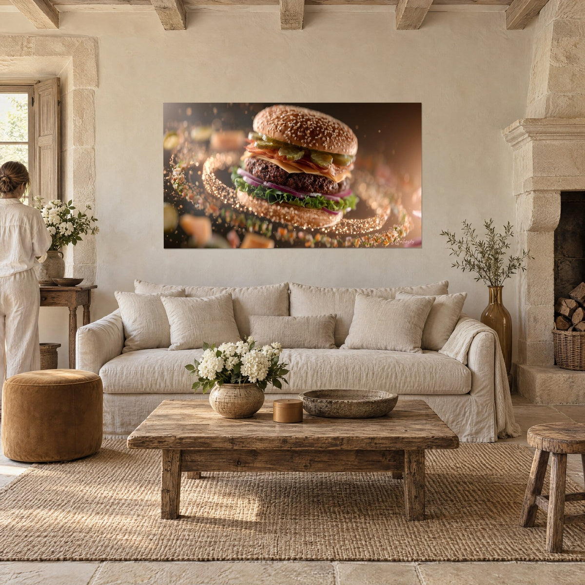 Gemälde Gourmet-Burger mit schwebenden grünen Gewürzgurken, goldenes Sesambrot, über einem Sofa in einem hellen Wohnzimmer aufgehängt