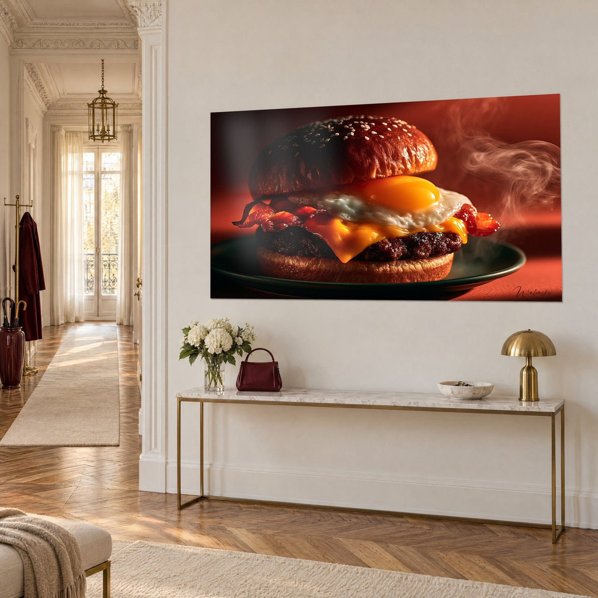 Obraz kanapki z brioche z sezamem, złotym jajkiem sadzonym i różowym dymem na tle z cegły, zawieszony nad złotą konsolą w stylu haussmannowskim