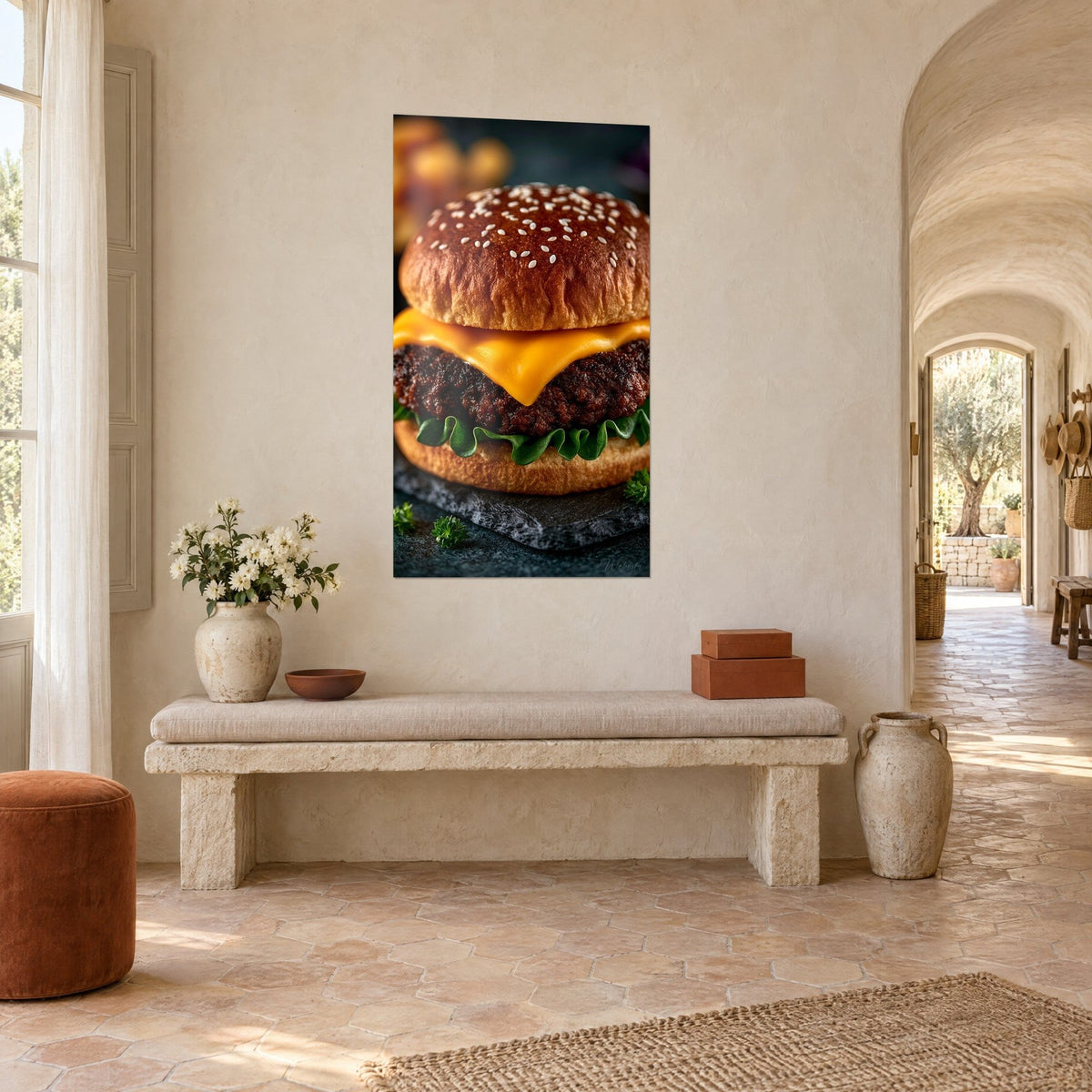 Tableau hamburger au steak grillé et fromage fondu doré sur ardoise grise, accroché dans un couloir de mas provençal