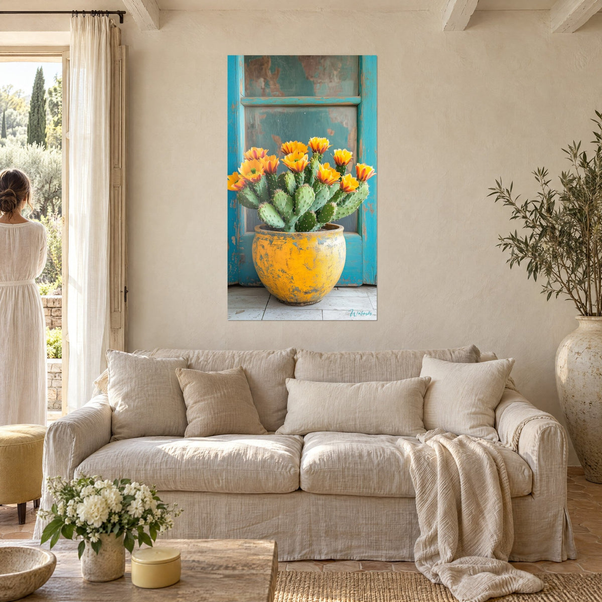 Gemälde Kaktus Opuntie mit orangefarbenen Blüten in gelbem Topf, schuppige türkisfarbene Tür, über einem Sofa in einem hellen Wohnzimmer