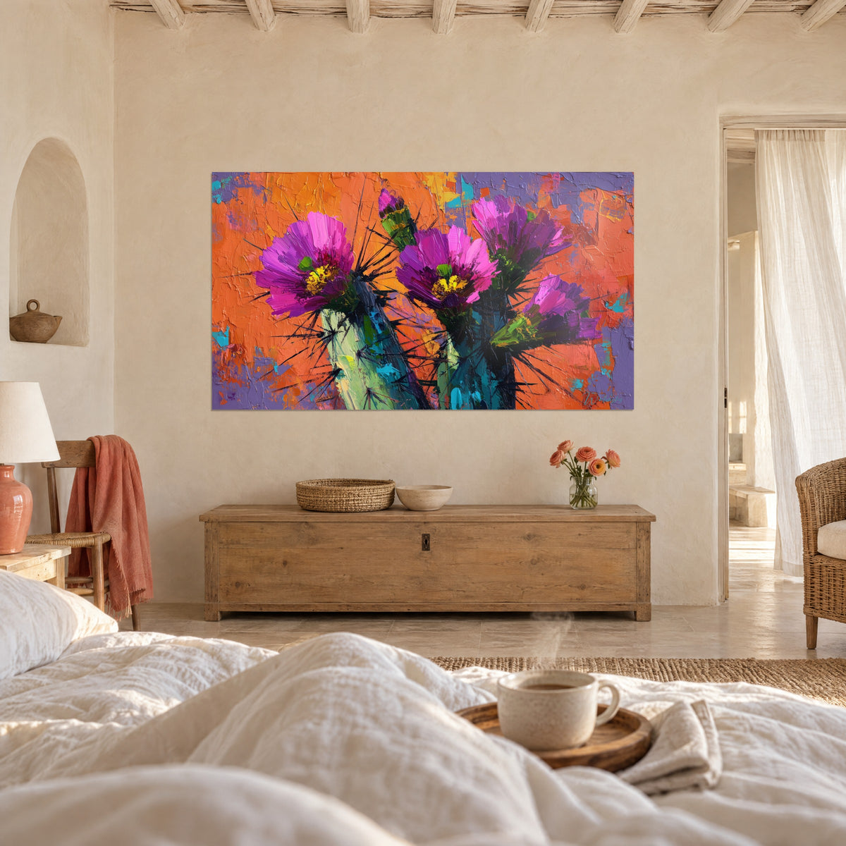 Cuadro cactus en flor, pétalos fucsia y tallos verde turquesa sobre fondo naranja, encima de una cama en un dormitorio luminoso